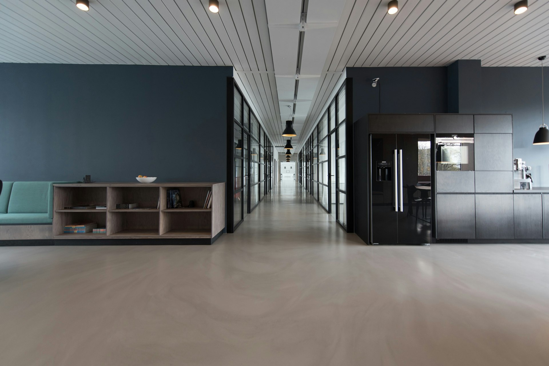 Світлий офісний простір із робочими столами